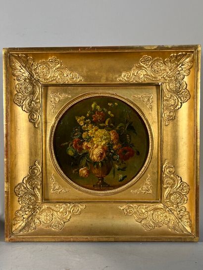 null Ecole française du XVIIIéme "Bouquet de fleurs" huile sur toile en médaillon...