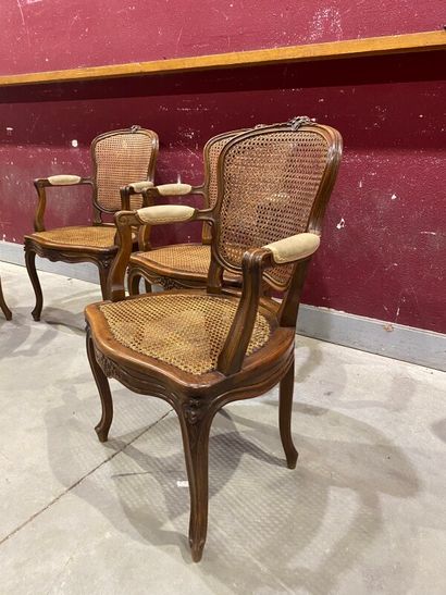 null Suite de quatre fauteuils Louis XV cannés