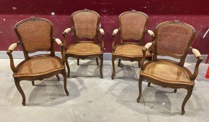 null Suite de quatre fauteuils Louis XV cannés