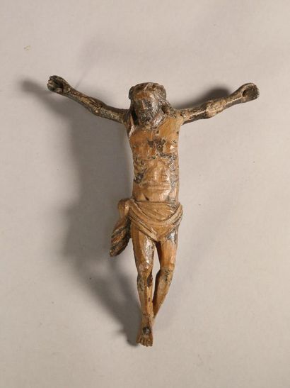 null Christ en croix en bois sculpté, traces de polychromie - avec ses trois clous...