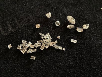 null Ensemble de diamants sur papier, différentes tailles dont un marquise brillant...