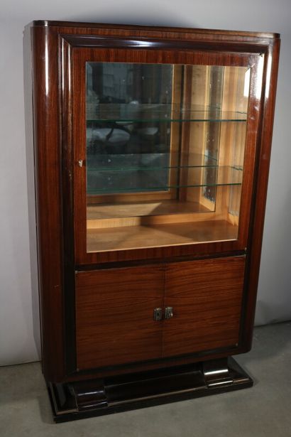 null Une vitrine des années 1930 en bois de placage ouvrant par une porte vitrée...