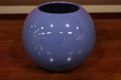 null Vase boule en céramique bleu à décor de personnages dans le goût du pointillisme....