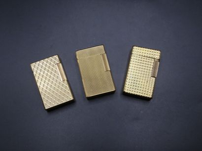 null DUPONT, trois briquets en métal doré - différents modèles, un usé.