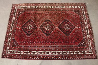 null IRAN

Tapis en laine à décor de motifs géométriques sur fond rouge, la bordure...