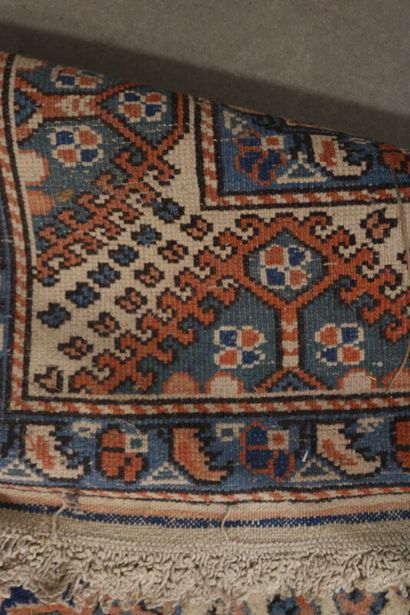 null TURQUIE

Tapis en laine à fond crème et bleu à décor de motifs géométriques

188...