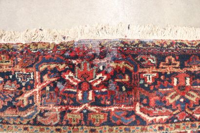 null Grand tapis en laine à décor géométrique sur fond rouge.

335 x 250 cm

(Trace...