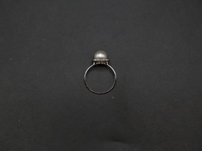 null Bague en or gris ou platine ornée d'une perle de 8.9 mm épaulée de petits diamants...