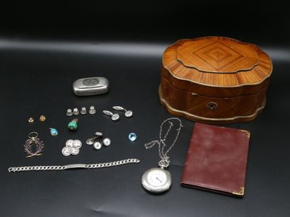 null Ensemble de petits bijoux et objets : un bouton en or jaune (0.65 g), pendentif...