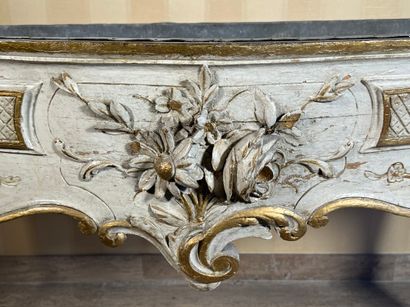 null Jardinière Louis XV en bois laqué blanc et doré, mouluré et sculpté de fleurs,...
