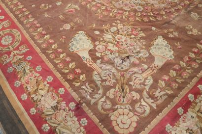 null Important tapis de la manufacture d'AUBUSSON dans le goût du XVIIIème et tissage...