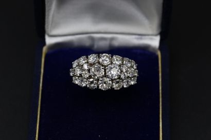 null Bague bandeau en or gris 750 millièmes orné de diamants ronds et un coussin...