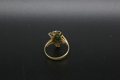 null Yellow gold ring 750 thousandths decorated with an oval emerald and diamonds...