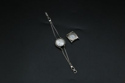 null Deux montres de dame : 

- Breitling, boitier de montre carré acier marqué 81.950...