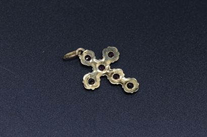 null Deux pendentifs croix en or jaune 750 millièmes : l'un serti de petites perles...