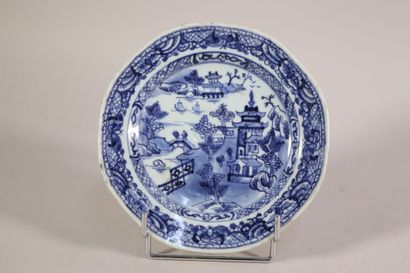 null Petite assiette ronde en porcelaine camaieu bleu à décor de pagodes - Ø. 16...