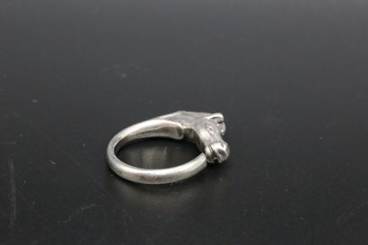 null Hermès

Bague tête de cheval en argent, signée.

5.29 g / tdd 51