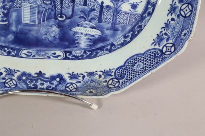 null Plat octogonale en porcelaine en camaieu bleu à décor de vases - 44.5 x 36 ...