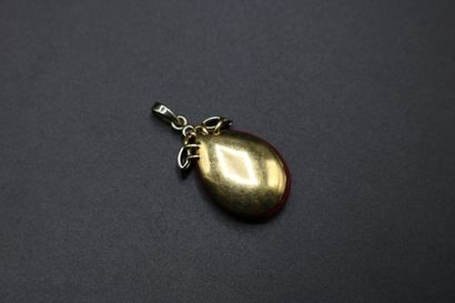 null Pendant in yellow gold 750 thousandths decorated with a cornelian in the shape...