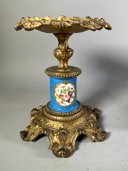 null Garniture de cheminée de style Louis XVI en bronze mat et doré, pot fleuri flanqué...