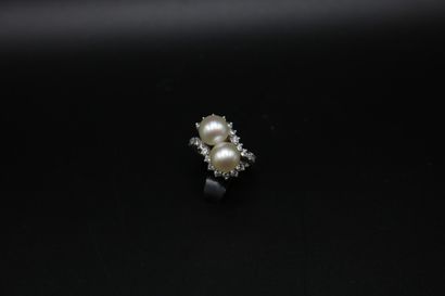 null Bague "Vous et moi" en or gris 750 millièmes sertie deux perles de 8.8 mm, épaulées...