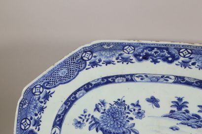null Plat octogonale en porcelaine en camaieu bleu à décor de vases - 44.5 x 36 ...