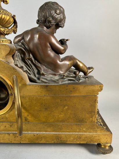 null Garniture de cheminée de style Louis XVI en bronze mat et doré, pot fleuri flanqué...