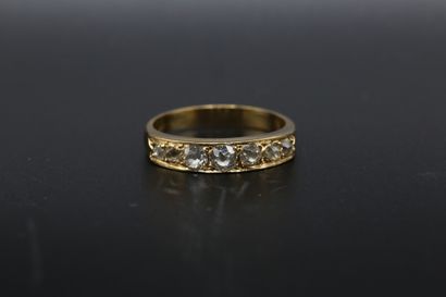 null Bague style jarretière en or jaune 750 millièmes ornée de sept diamants taille...