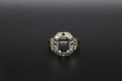 null Monture de bague Art déco en or gris et/ou platine ornée de 15 diamants taille...