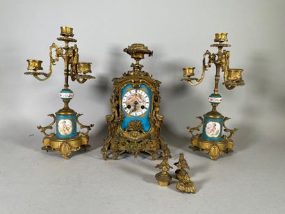 null Garniture de cheminée de style Louis XVI en bronze doré et plaques de porcelaine...