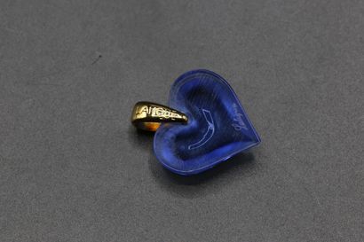 null LALIQUE France, heart pendant in blue pressed glass and gilded metal, in bo...