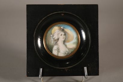null Miniature sur ivoire représentant le portrait d'une élégante. 

Diam. 7 cm