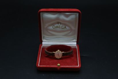 null Omega, boitier de montre bracelet de femme, en or jaune. Bracelet marron et...