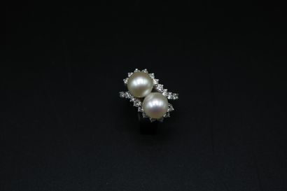 null Bague "Vous et moi" en or gris 750 millièmes sertie deux perles de 8.8 mm, épaulées...