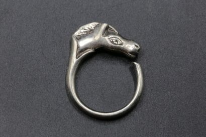 null Hermès

Silver horse head ring, signed.

5.29 g / tdd 51