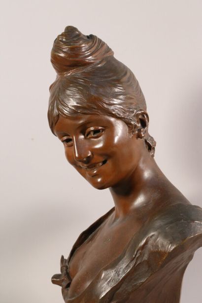 null Frits VAN DER STRAETEN (XIX-XX) 

Buste de jeune femme souriante

bronze à patine...