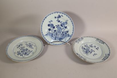 null Suite de trois assiettes en porcelaine en camaieu bleu - Ø. 24 cm (petites ...