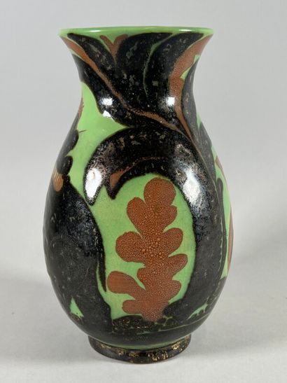 null René BUTHAUD (1886-1986)

Vase en grès de forme balustre reposant sur un petit...