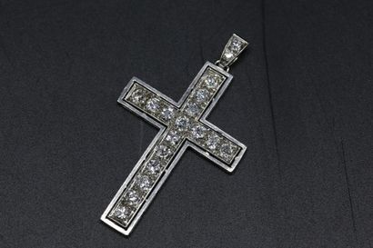 null Pendentif croix en platine 950 millièmes orné de diamants ronds taille ancienne...