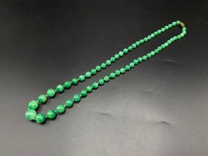 Collier de perles en verre teinté vert