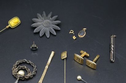 null Ensemble de petits bijoux fantaisie : montre bracelet plaqué or, trois épingles...