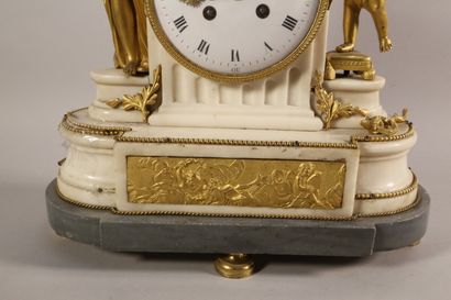 null Pendule en bronze et marbre blanc de style Louis XVI, cadran émaillé blanc encadré...