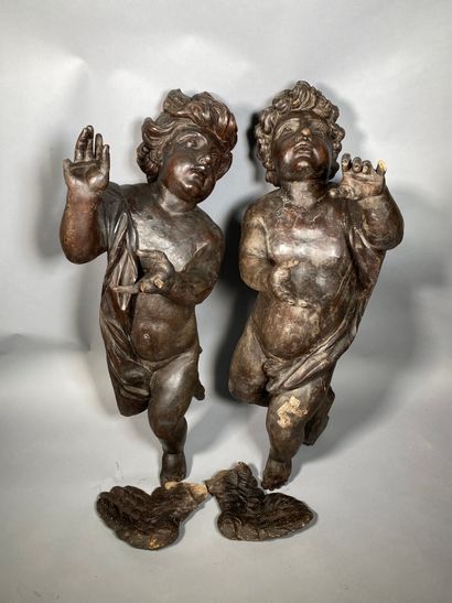 null Paire d'angelots en bois sculpté, 

XVIIIème siècle

H: 110 cm 

(accidents...