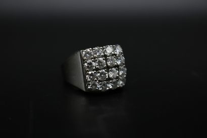 null Chevalière en or gris 750 millièmes et 16 diamants sur quatre rangs de 0.15...