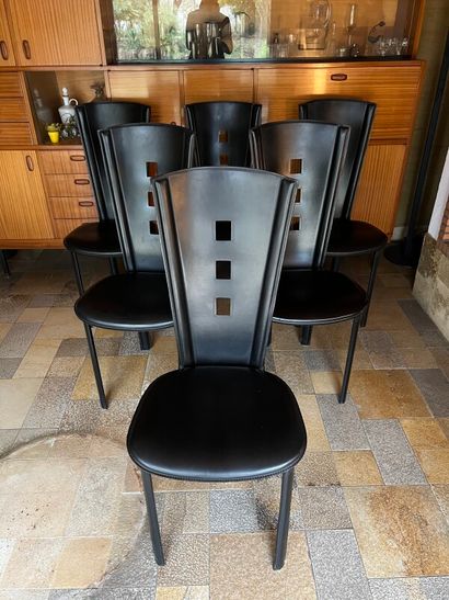 null Six chaises de salle à manger noires à haut dossier ajouré de trois rectangles

H...