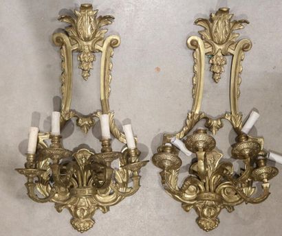 null Grande paire d'appliques en bronze de style Louis XV à quatre bras de lumière....