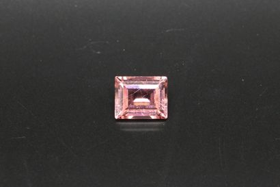 null Tourmaline rose rectangle taille à degrés - 7.45 ct - rayures 

On joint : Verre...