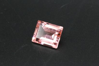 null Tourmaline rose rectangle taille à degrés - 7.45 ct - rayures 

On joint : Verre...