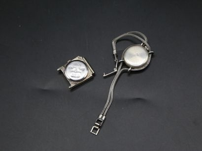 null Deux montres de dame : 

- Breitling, boitier de montre carré acier marqué 81.950...