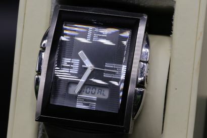 null KENNETH COLE

Montre bracelet acier 

chronomètre et alarme

Numérotée KC 1376...